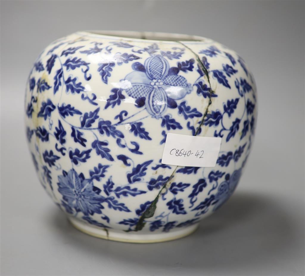 A Chinese blue and white jar, height 18cm (a.f.)